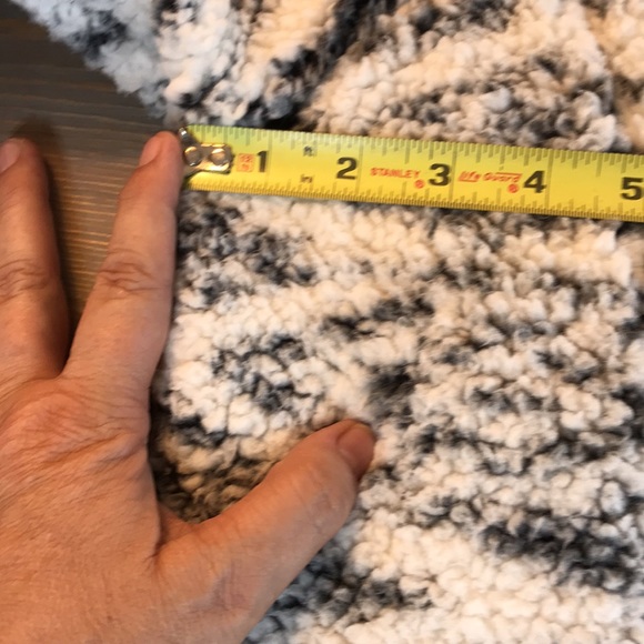 🍁 Cozy Sherpa 🍁…Women’s Large… White/Gray/Hints Black Pull-Over! - Picture 6 of 12